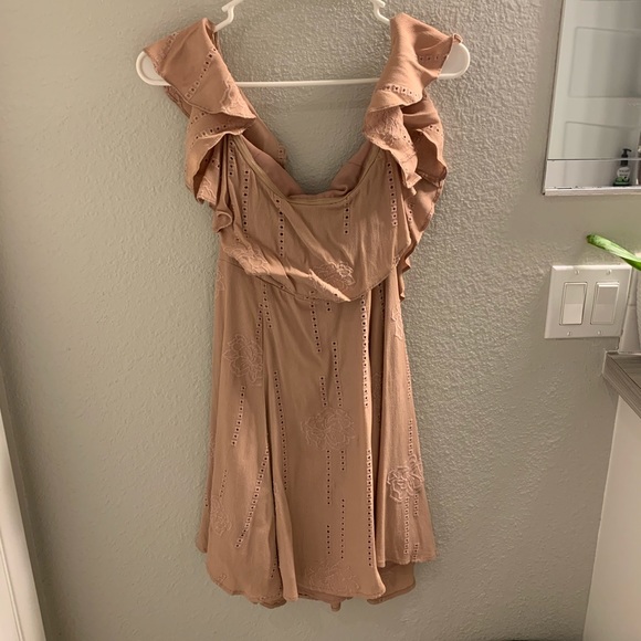 ASTR Sabina Mauve Embroidered Dress - Picture 5 of 7